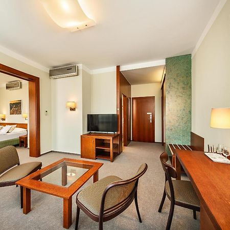 Wellness Hotel Happy Star Хнанице Екстериор снимка