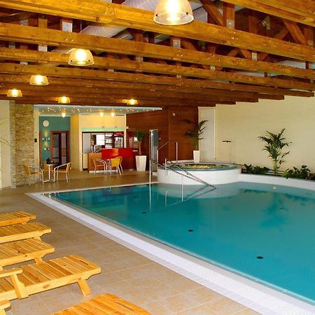 Wellness Hotel Happy Star Хнанице Екстериор снимка