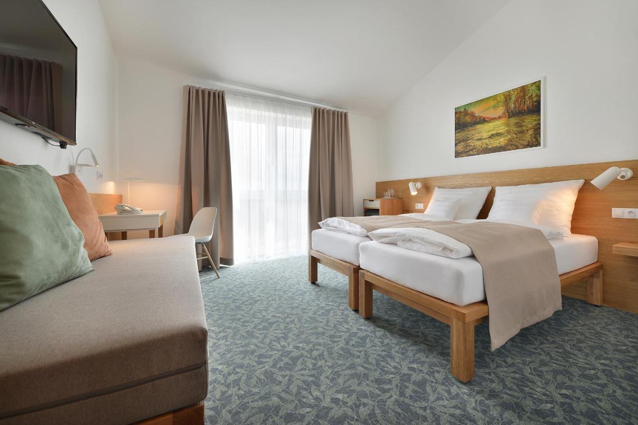 Wellness Hotel Happy Star Хнанице Екстериор снимка
