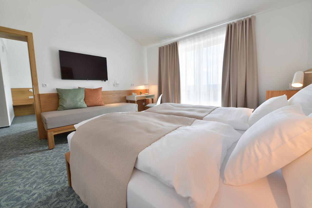 Wellness Hotel Happy Star Хнанице Екстериор снимка