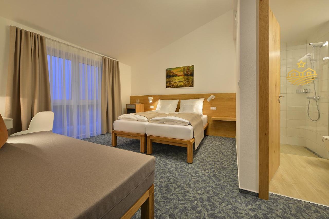 Wellness Hotel Happy Star Хнанице Екстериор снимка