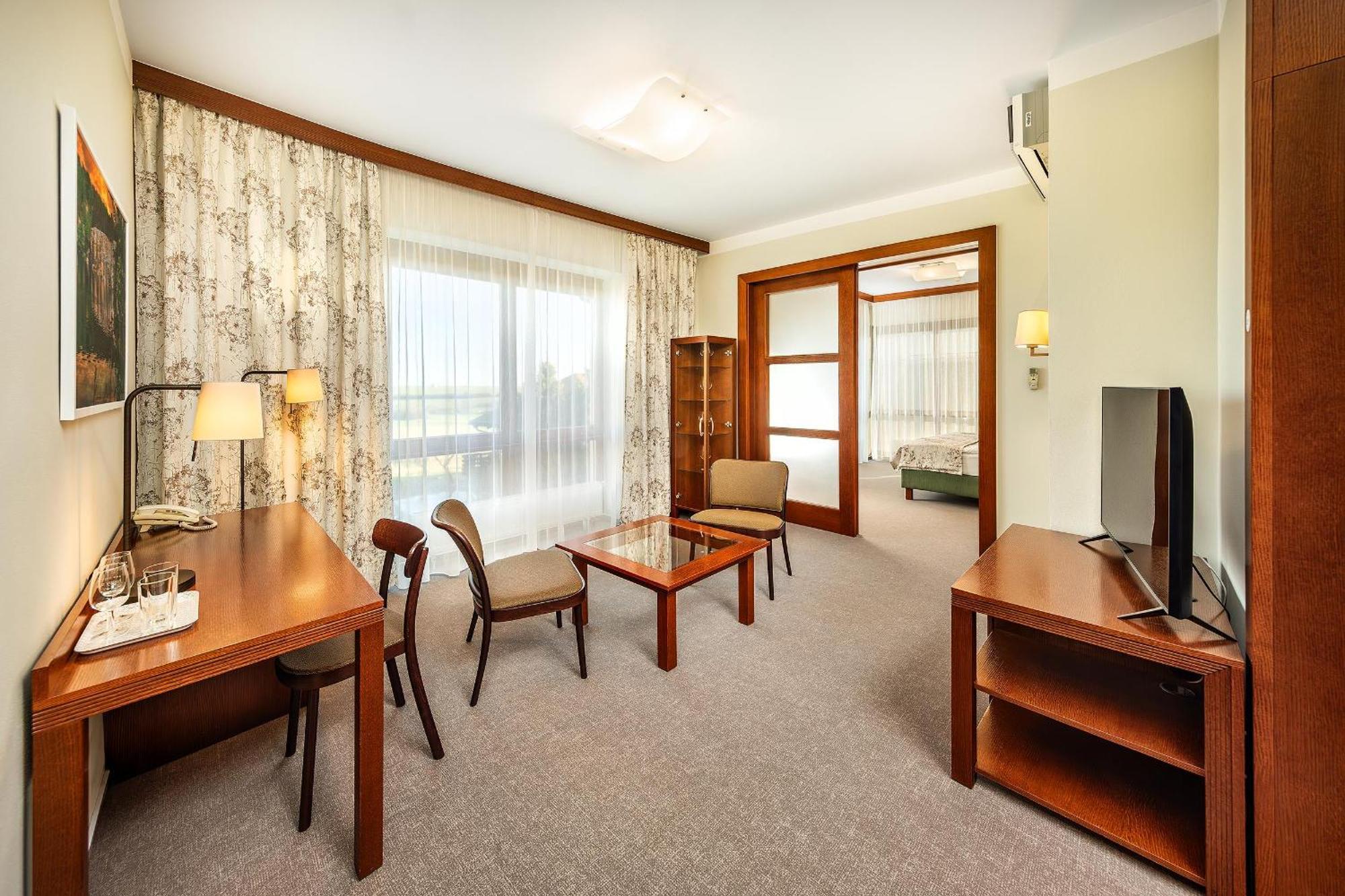 Wellness Hotel Happy Star Хнанице Екстериор снимка