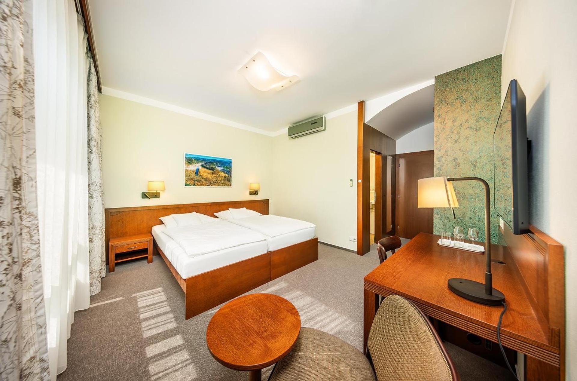 Wellness Hotel Happy Star Хнанице Екстериор снимка