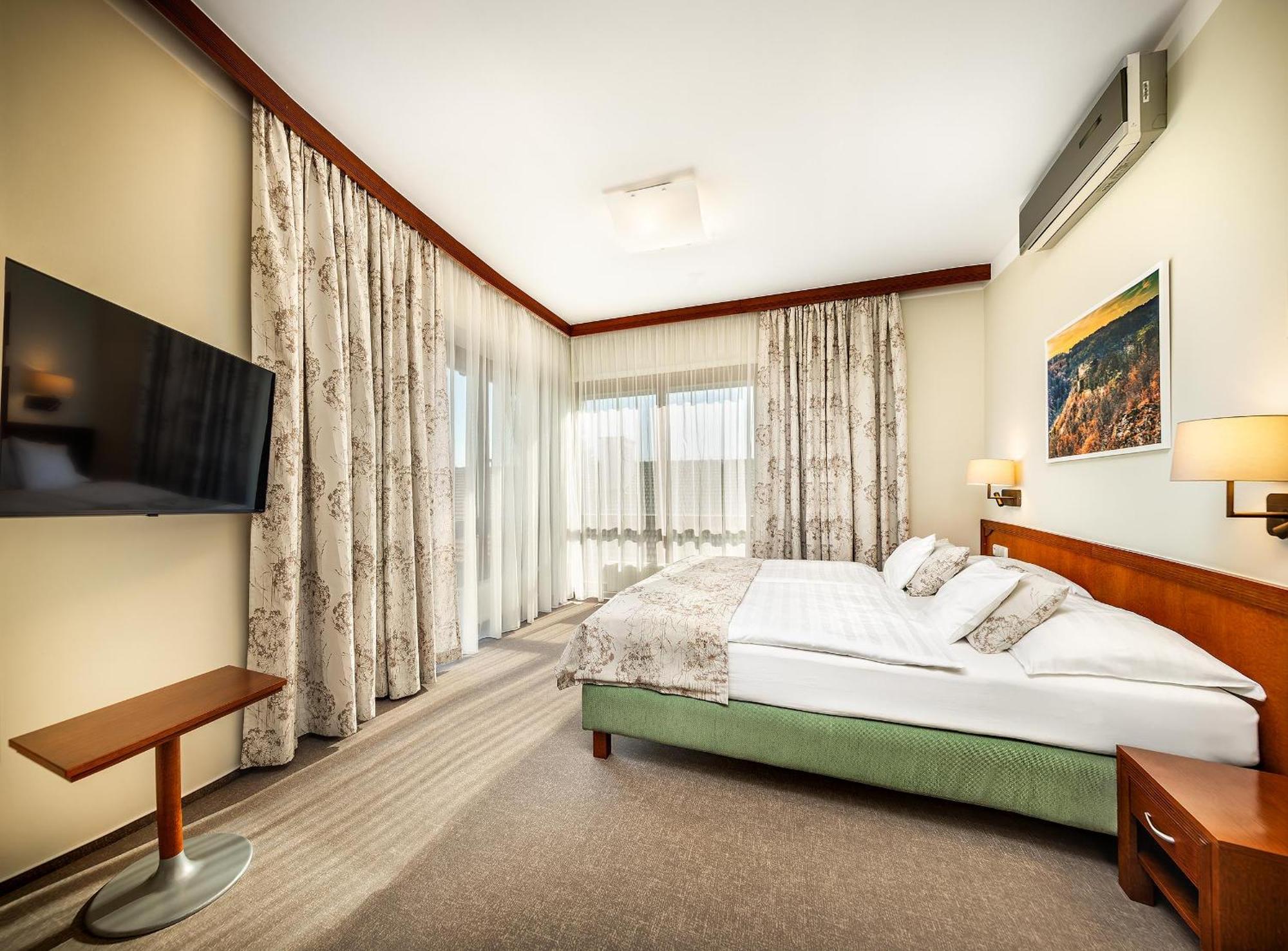Wellness Hotel Happy Star Хнанице Екстериор снимка