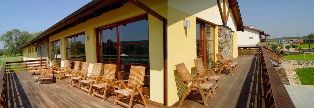 Wellness Hotel Happy Star Хнанице Екстериор снимка