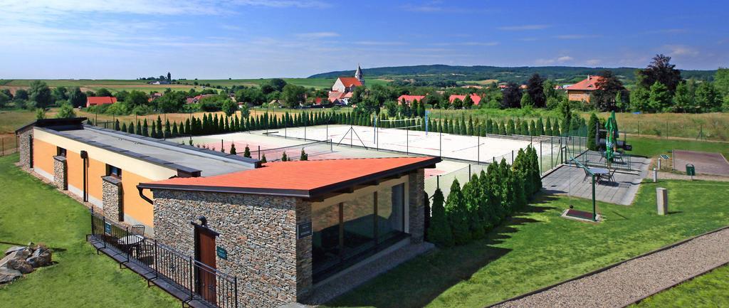 Wellness Hotel Happy Star Хнанице Екстериор снимка