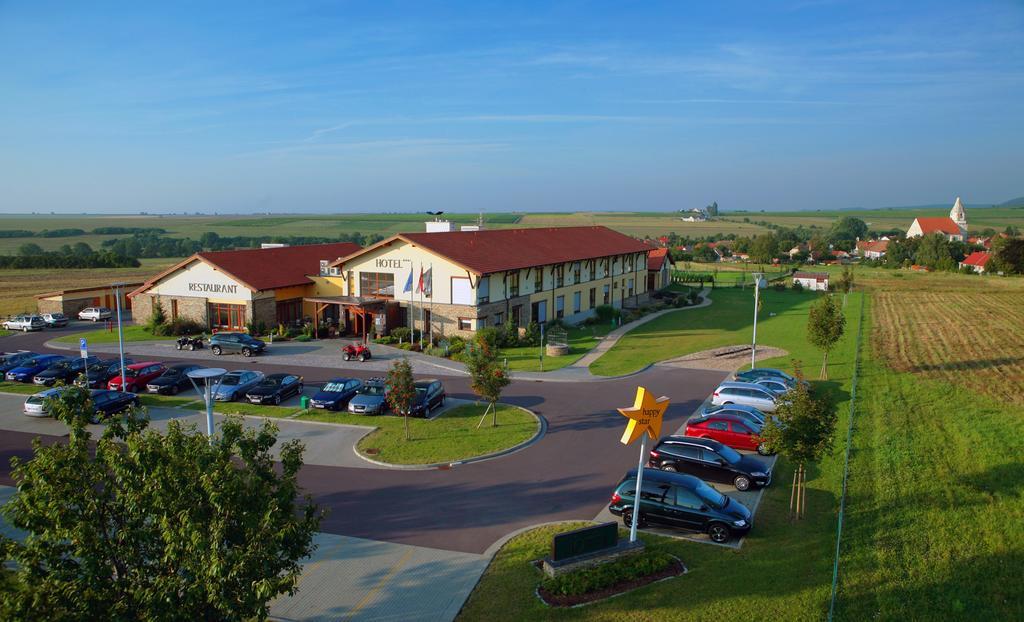 Wellness Hotel Happy Star Хнанице Екстериор снимка