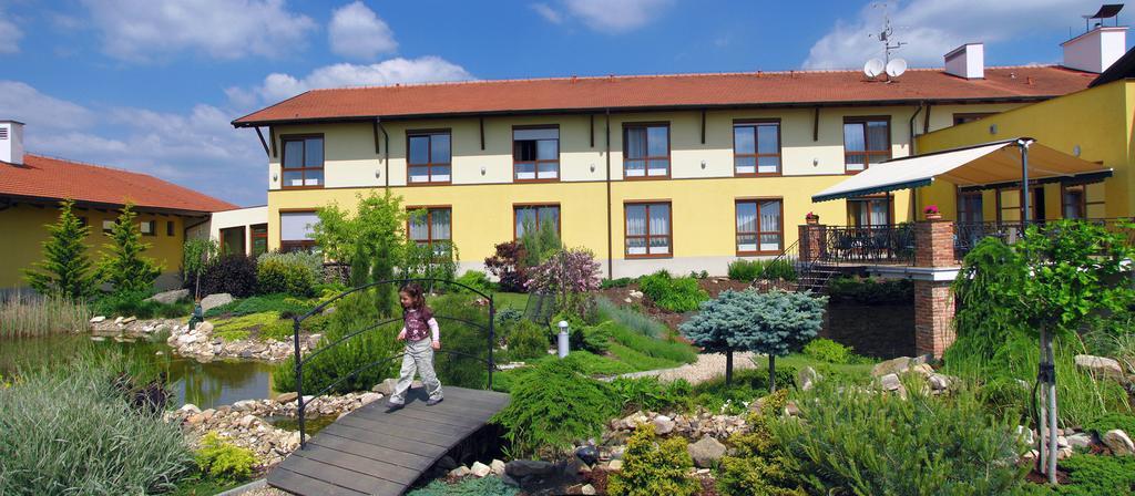 Wellness Hotel Happy Star Хнанице Екстериор снимка