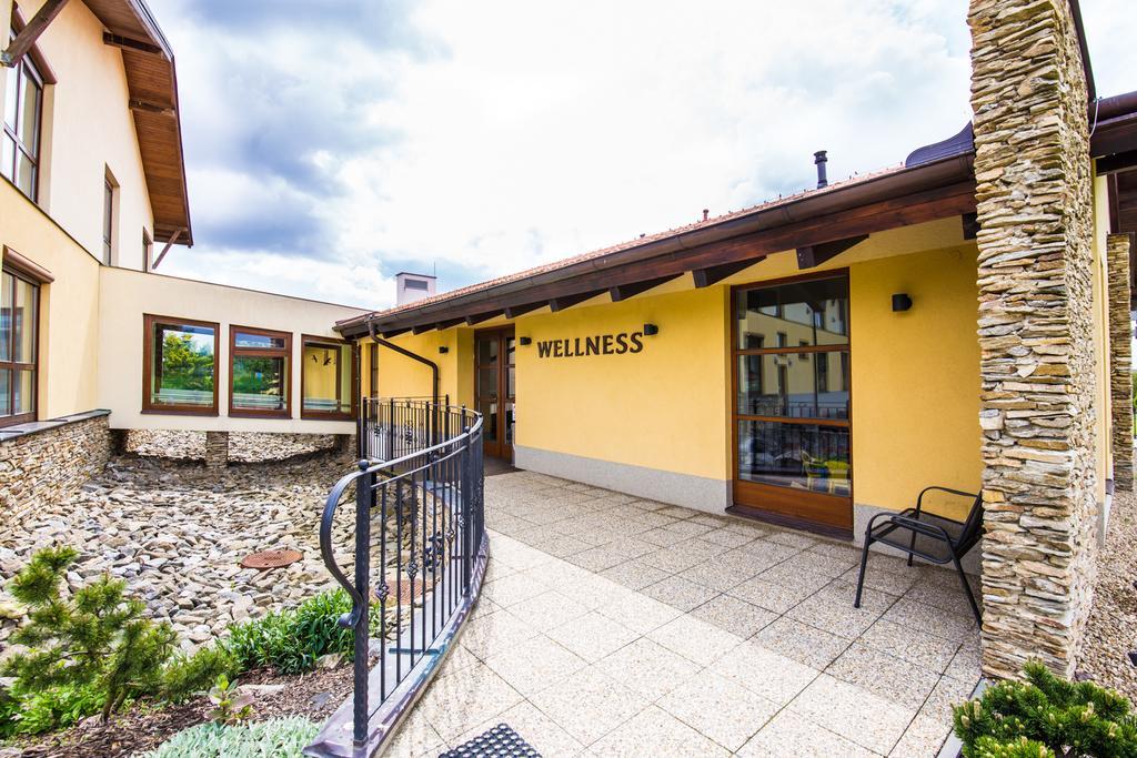 Wellness Hotel Happy Star Хнанице Екстериор снимка