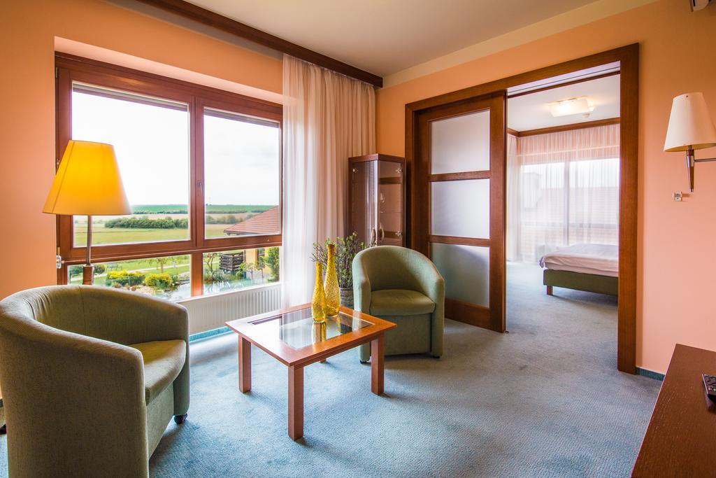 Wellness Hotel Happy Star Хнанице Екстериор снимка