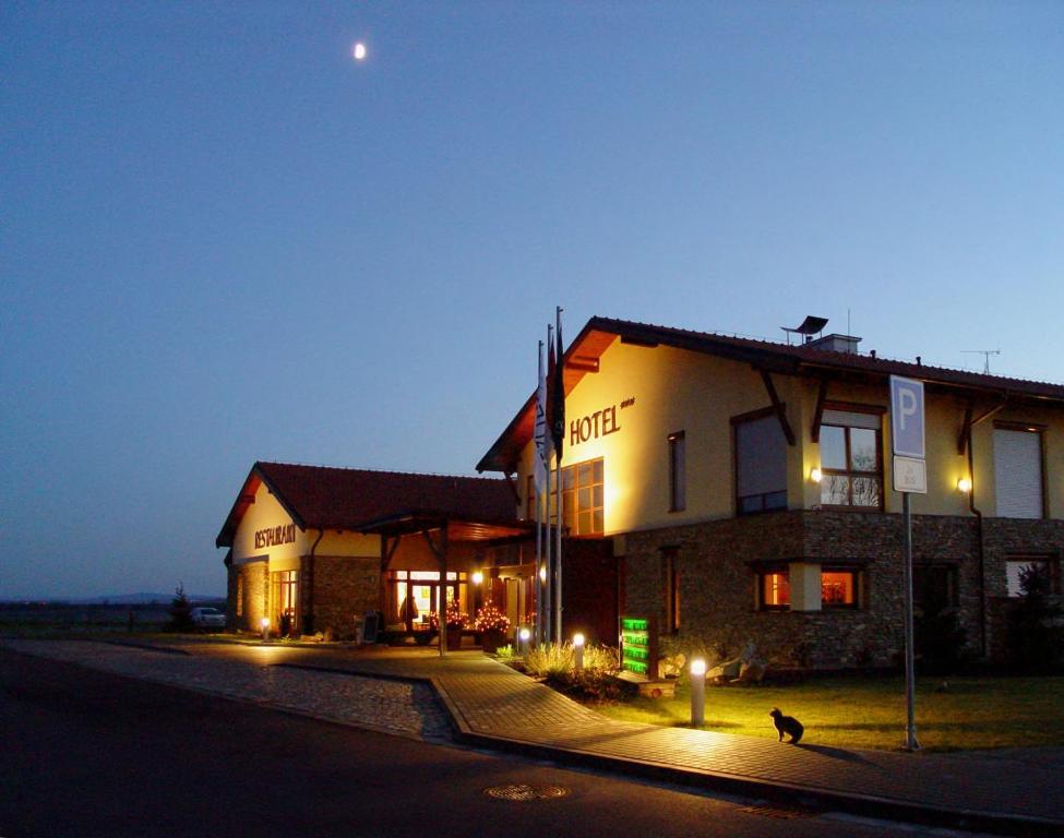 Wellness Hotel Happy Star Хнанице Екстериор снимка
