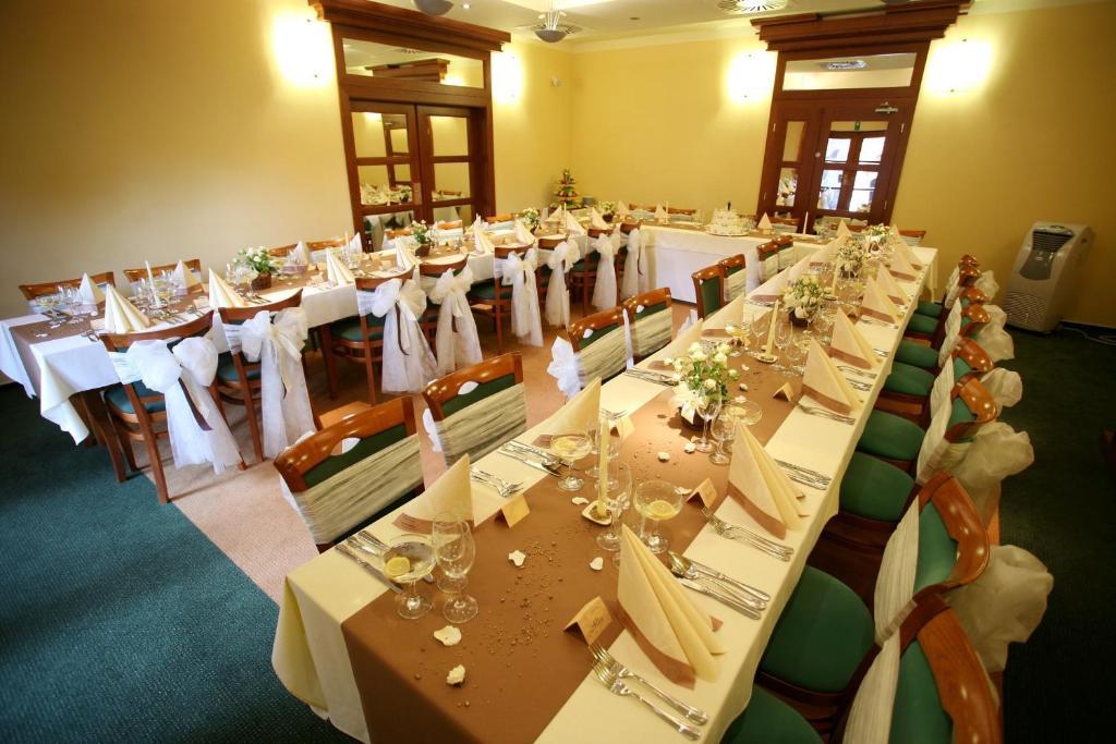 Wellness Hotel Happy Star Хнанице Екстериор снимка
