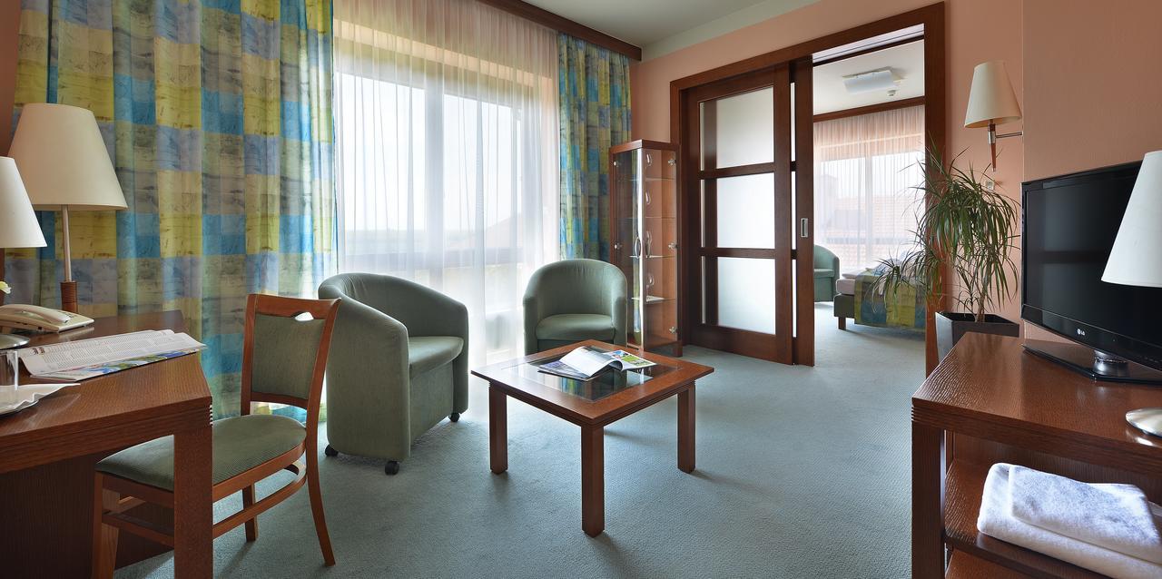 Wellness Hotel Happy Star Хнанице Екстериор снимка
