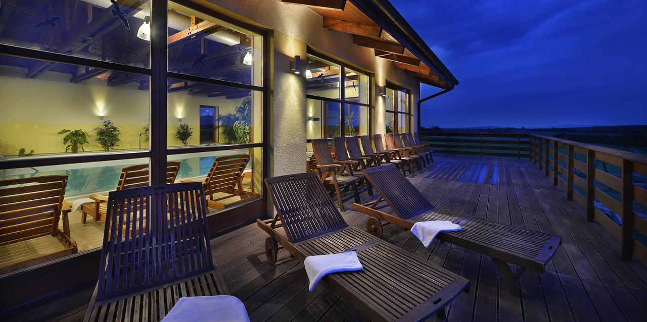 Wellness Hotel Happy Star Хнанице Екстериор снимка